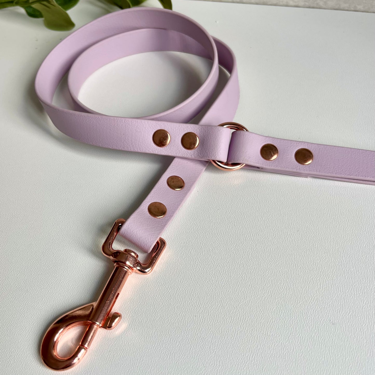 Lavender BioThane dog lead with Rose Gold hardware. The lead and handle are joined by an O-ring, each end is fixed with two rivets.