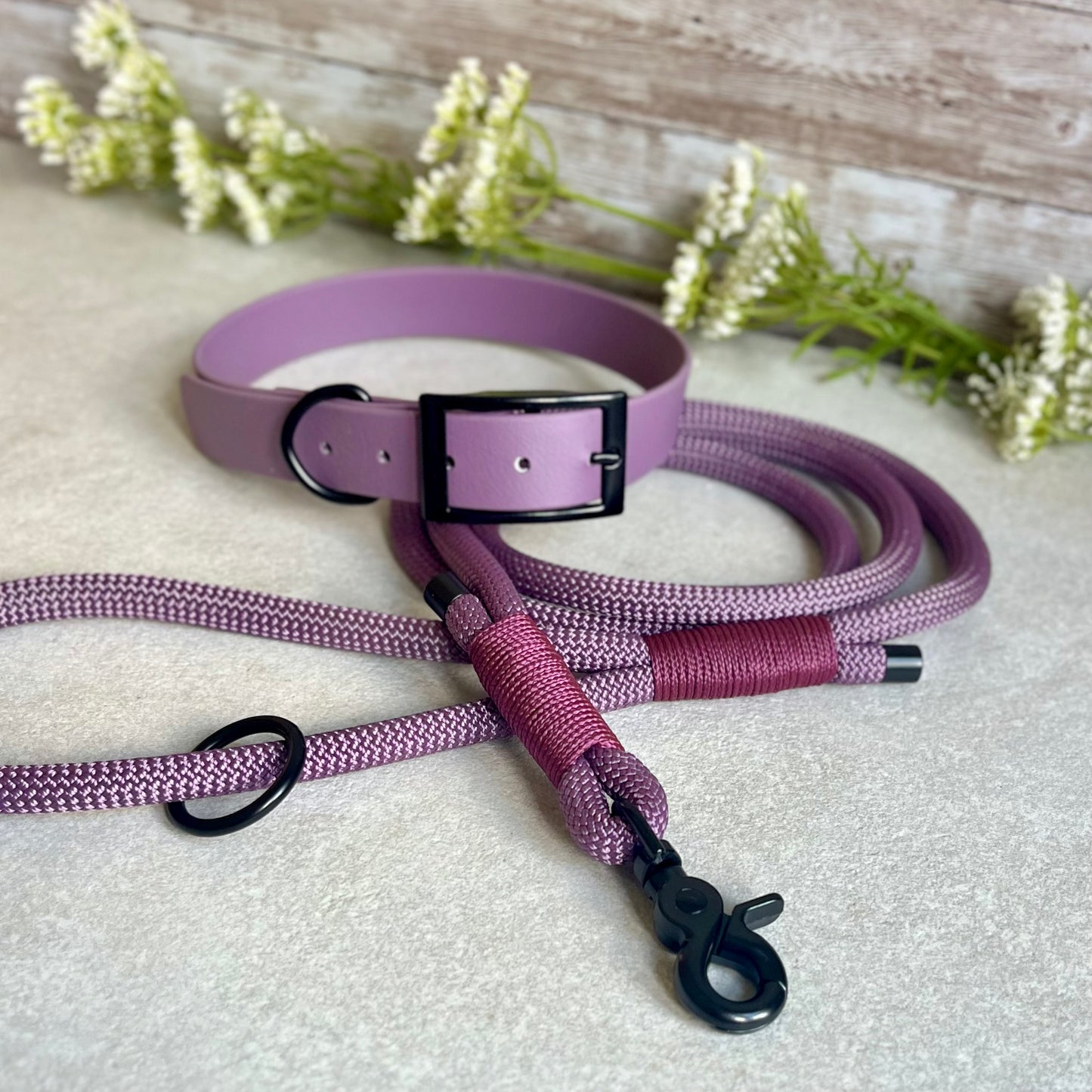 A mauve rope lead with matching mauve Biothane collar. The rope is finished with Aubergine whipping and both lead and collar have black hardware