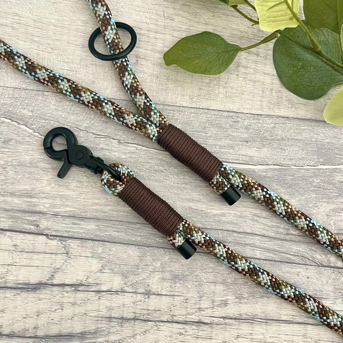 Tundra, Brown & Blue rope dog lead with Brown whipping securing a swivel clip at one end and fastening a handle at the other. The handle has an O-ring attached. Each end of the rope is finished with a metal end cap. All hardware for this lead is in Black
