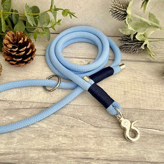 Polar Blue rope lead with Navy whipping securing a swivel clip at one end with whipping securing a handle at the other. The ends of the rope ends are finished with metal end caps. All hardware is in Silver