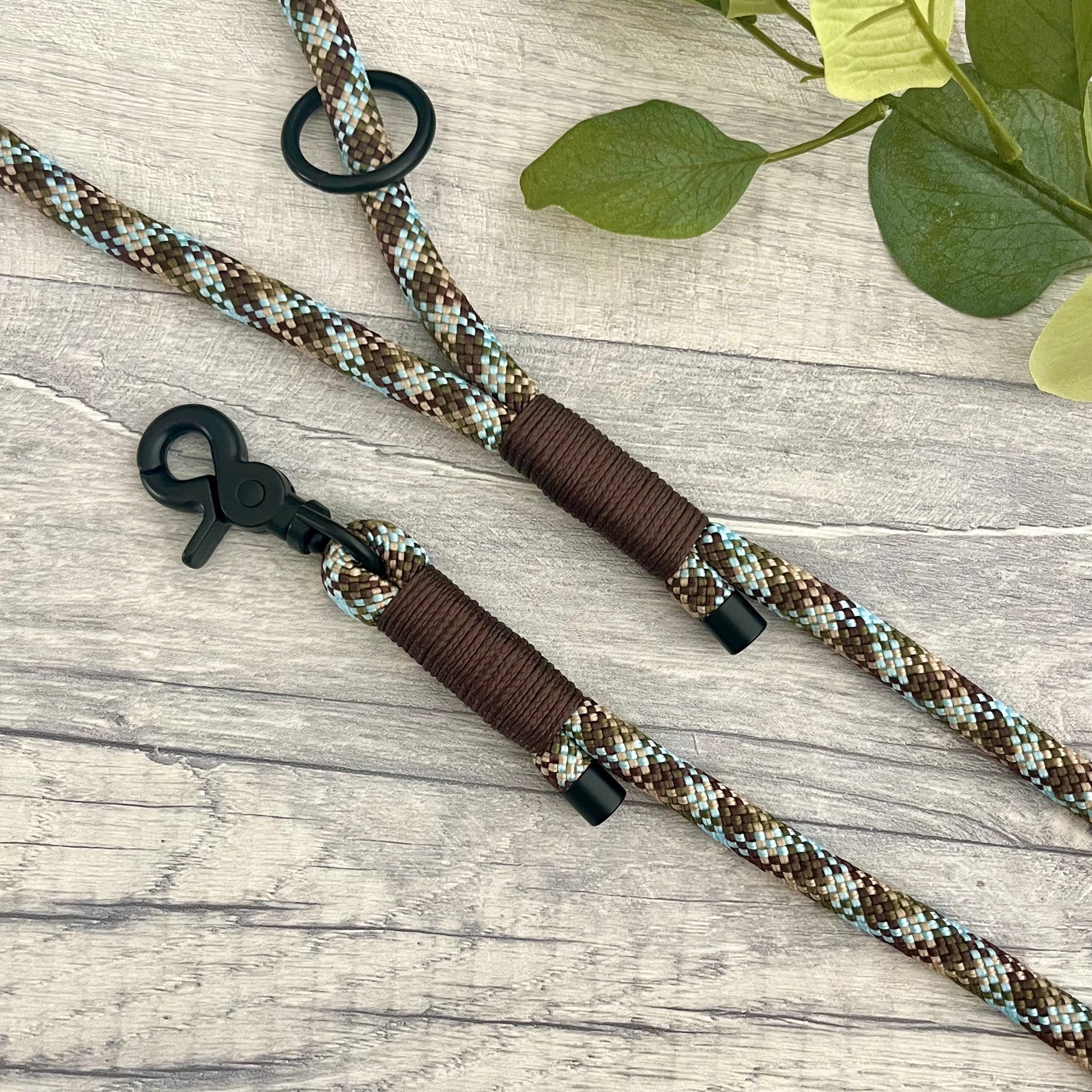 Tundra, Brown & Blue rope dog lead with Brown whipping securing a swivel clip at one end and fastening a handle at the other. The handle has an O-ring attached. Each end of the rope is finished with a metal end cap. All hardware for this lead is in Black